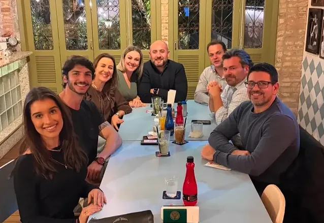 Equipe da Legião de Heróis reunida à mesa em confraternização