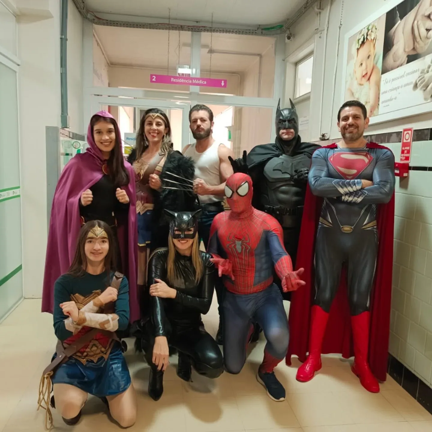 Equipe da Legião de Heróis fantasiada, em visita a um hospital