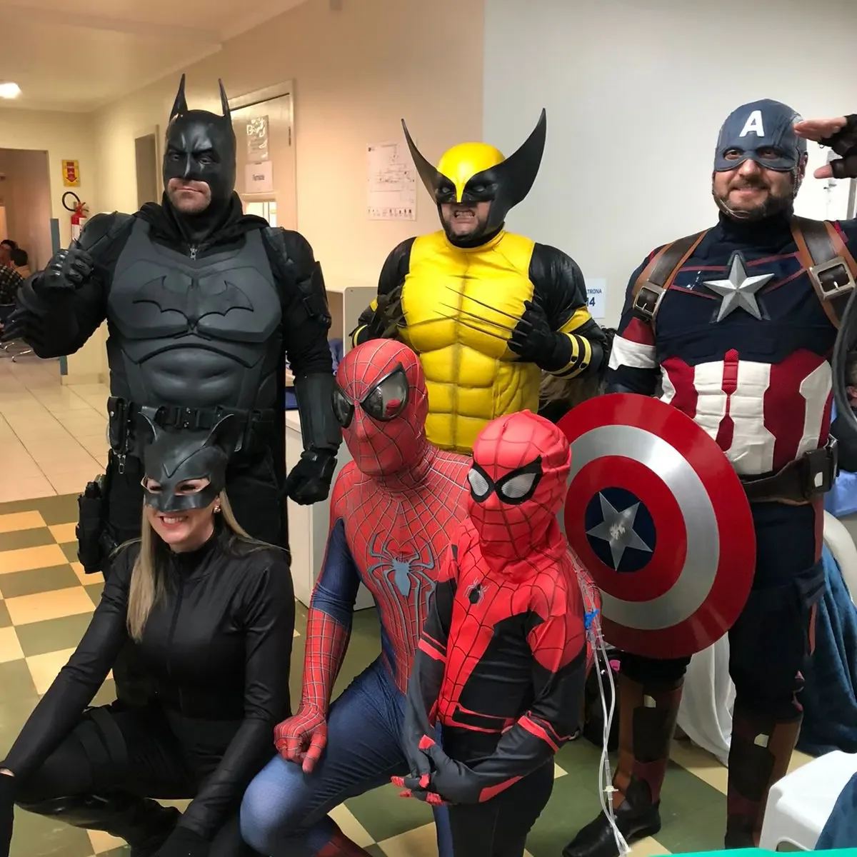 Equipe fantasiada reunida em ala de hospital