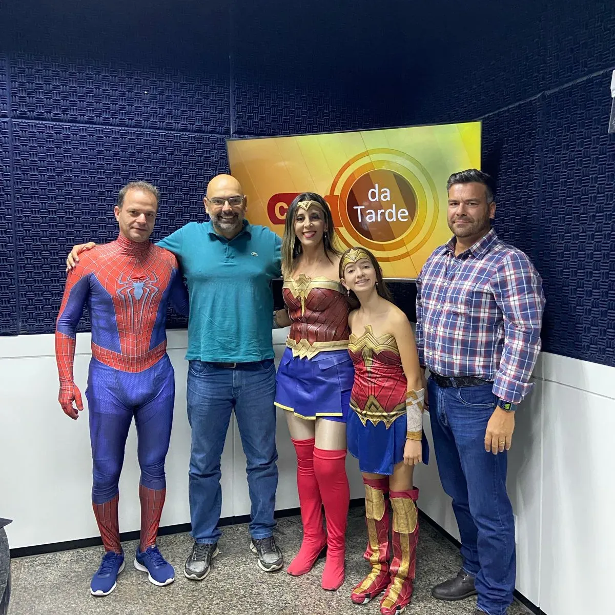 Equipe posando com apresentadores após entrevista de TV
